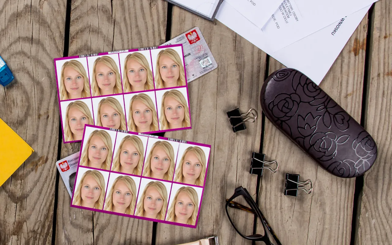 Zdjęcie do dowodu u fotografa: kilka odbitek z wizerunkiem kobiety, dow&oacute;d osobisty, okulary, spinacze i etui na okulary.