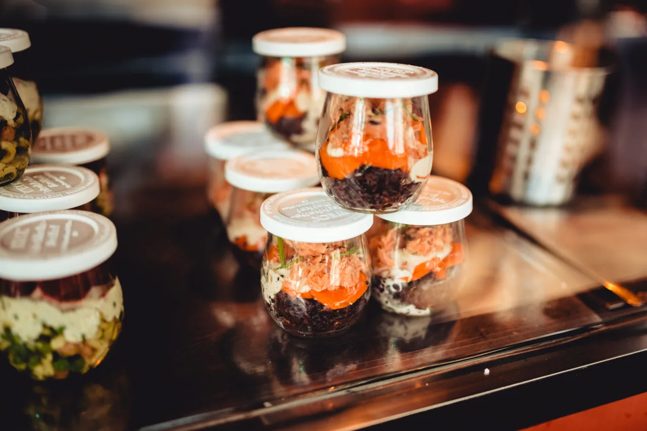 Professionelles Standcatering auf einer Messe mit gl&uuml;cklichen G&auml;sten