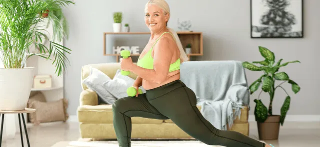 kobieta ćwicząca i jedząca zdrowo w średnim wieku