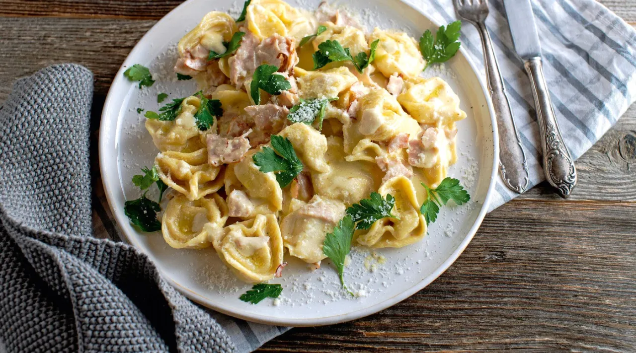 tortellini z szynką parmeńską w sosie śmietanowym