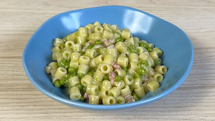 pasta e piselli cremosa piatto finito