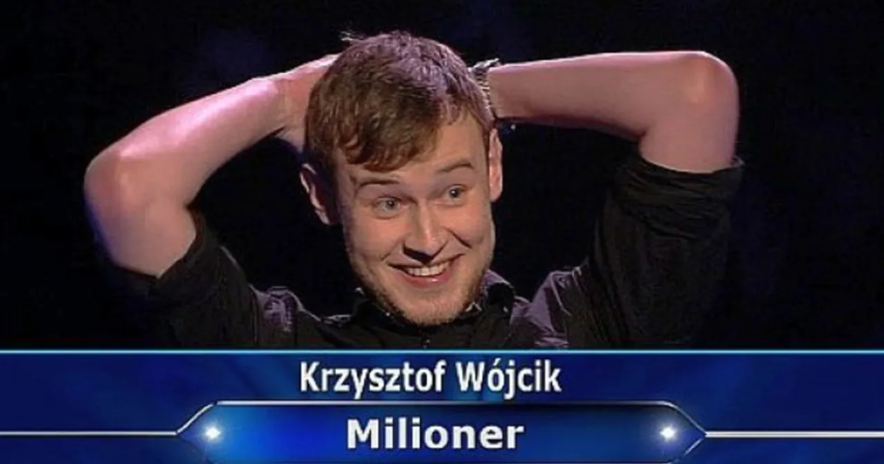 Krzysztof W&oacute;jcik, bohater odcinka Milioner&oacute;w, z rękami za głową, uśmiecha się szeroko.