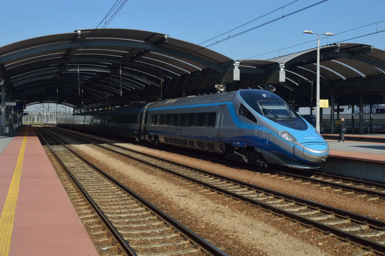 Pendolino pociąg na dworcu