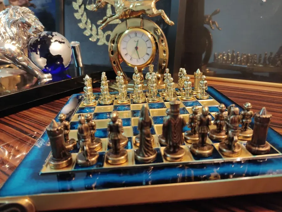 szachownica z figurami symbolizującymi życie i cele