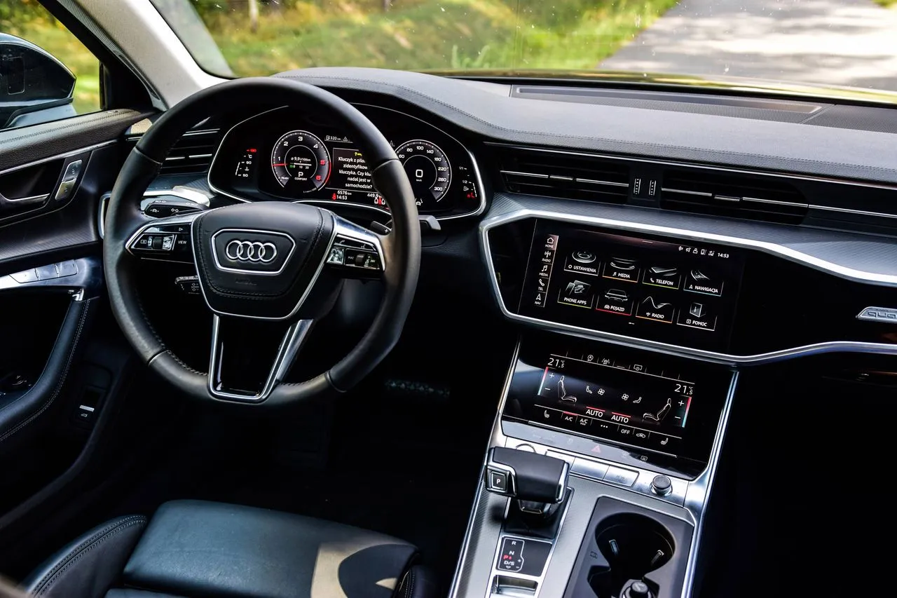 Wnętrze Audi A6 C8 MMI