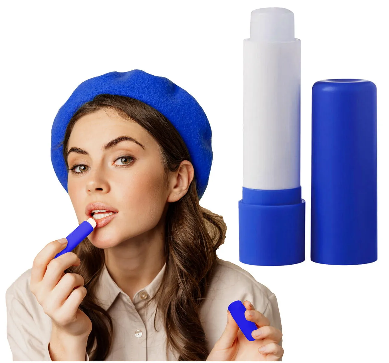 kobieta nakładająca pomadkę z filtrem SPF na usta