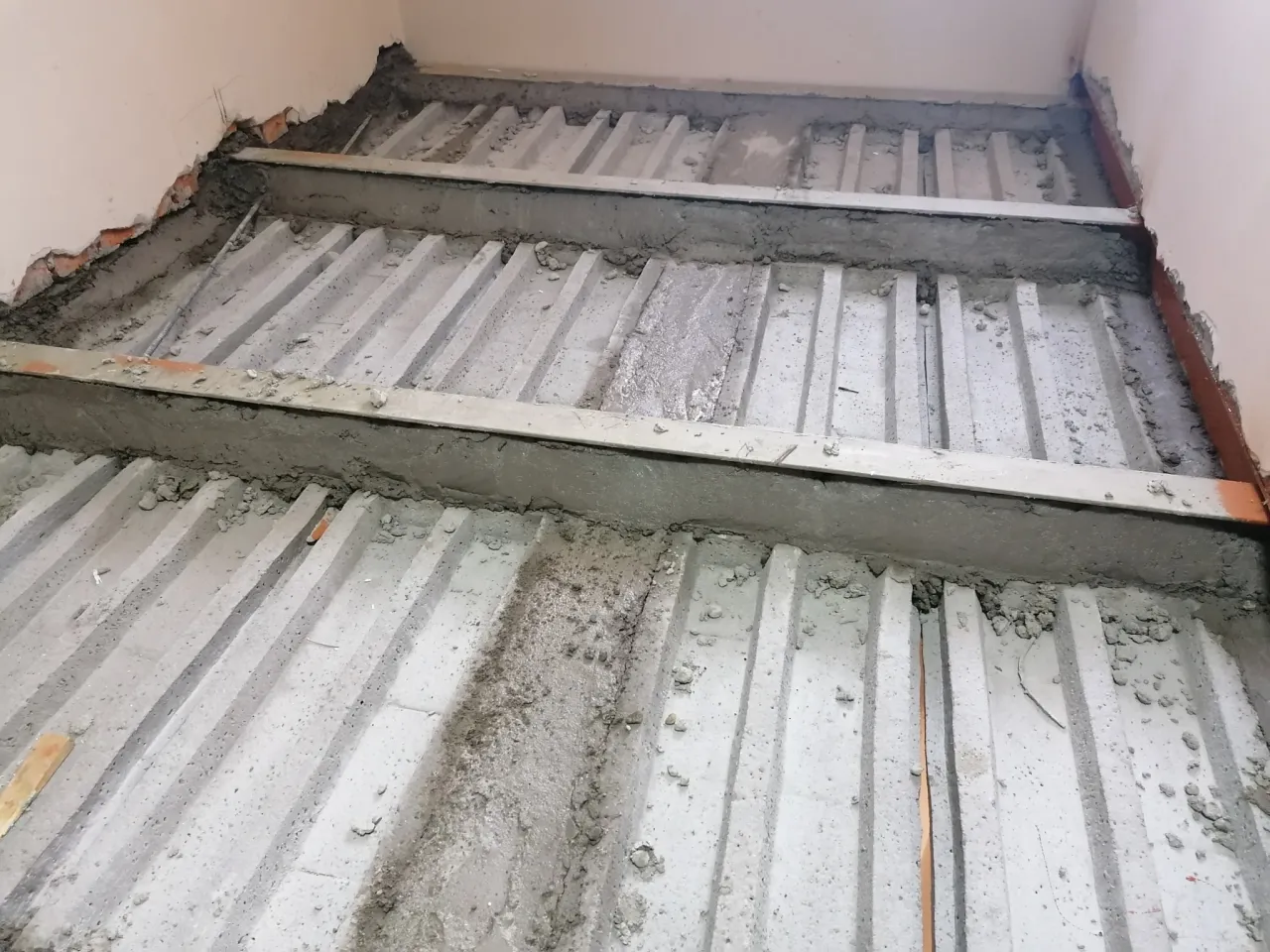 strop w starym domu pęknięcia ugięcie