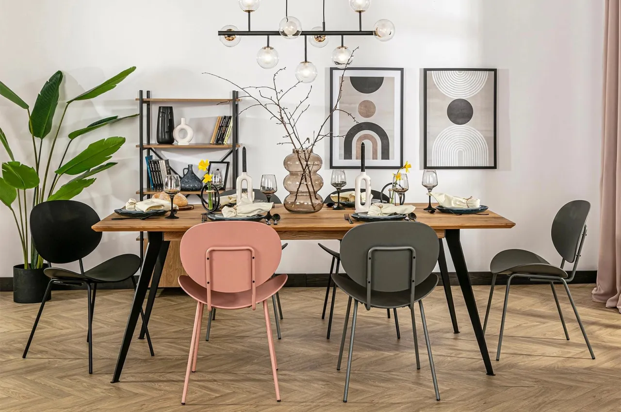 Inspiracje aranżacji jadalni z r&oacute;żnymi krzesłami