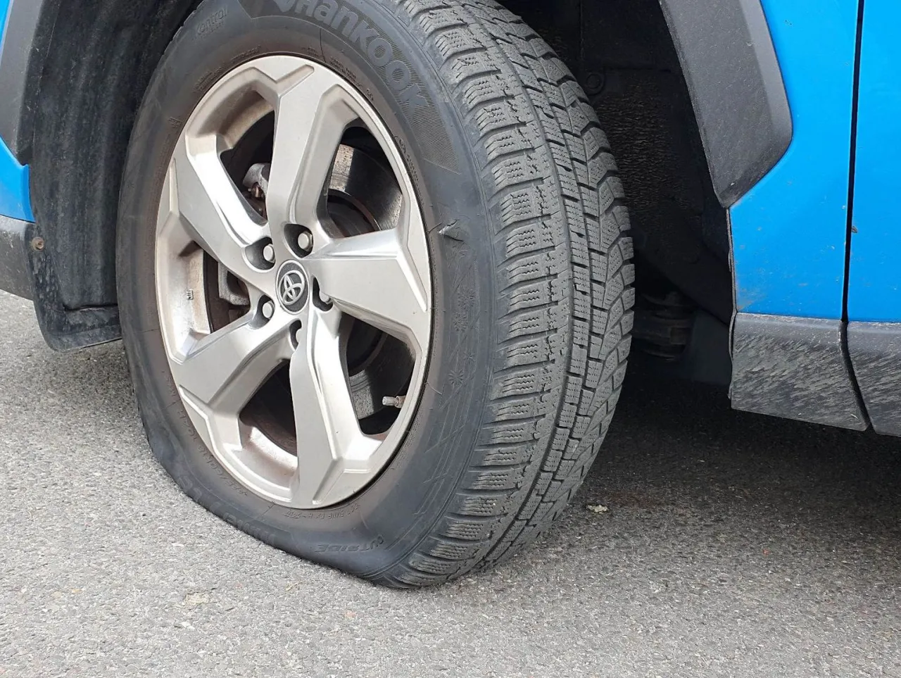 Przebita opona, policja, dowody, wandalizm samochodu