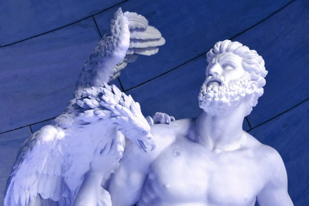 Rzeźba przedstawia cierpienie Prometeusza, kt&oacute;remu orzeł wyjada wątrobę, nawiązując do jego mitu.