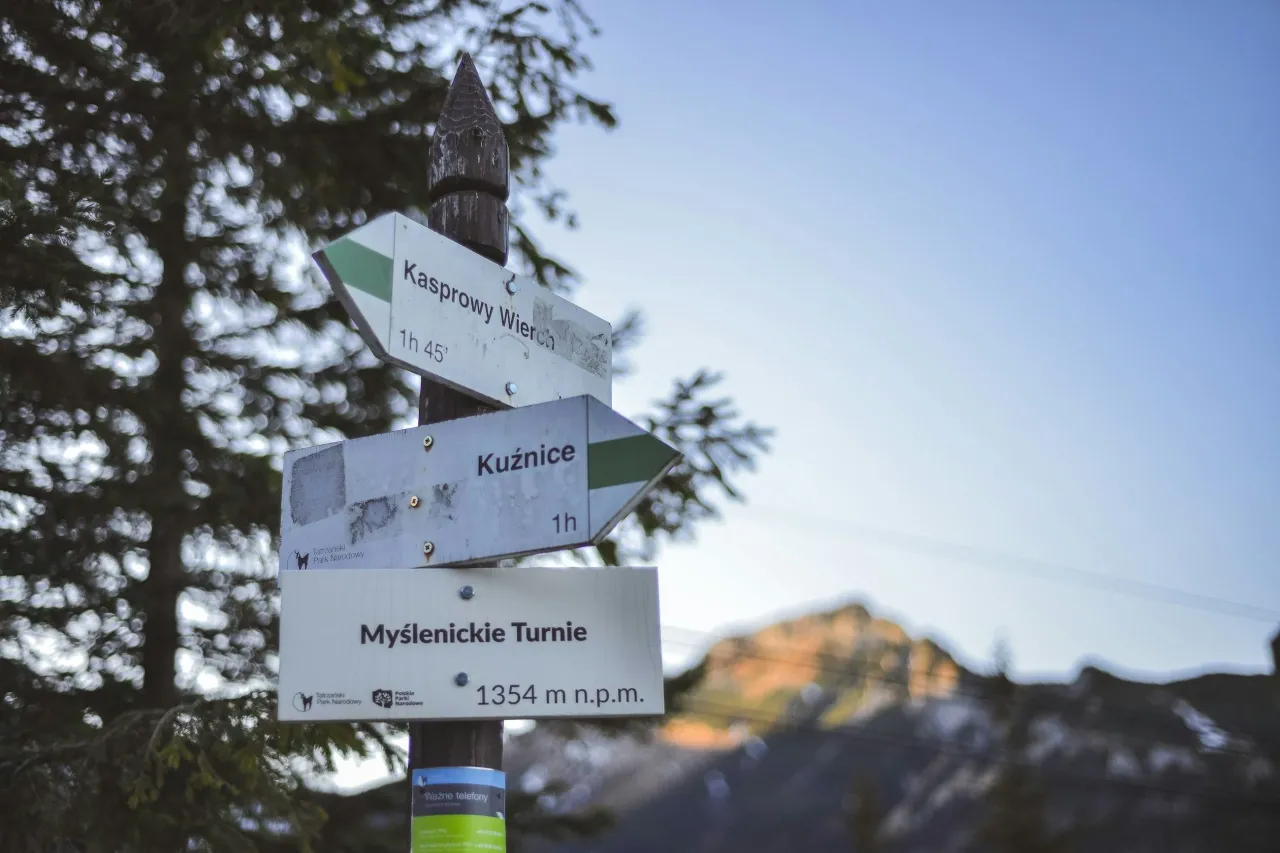 tabliczka szlaku turystycznego PTTK Tatry