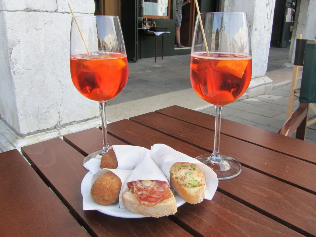Spritz aperitivo italiano con cicchetti