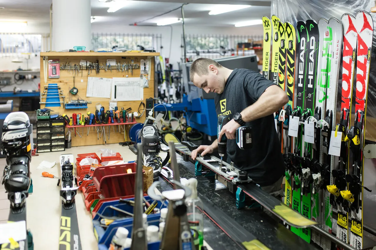mapa poznania z ikonami wypożyczalni narciarskich