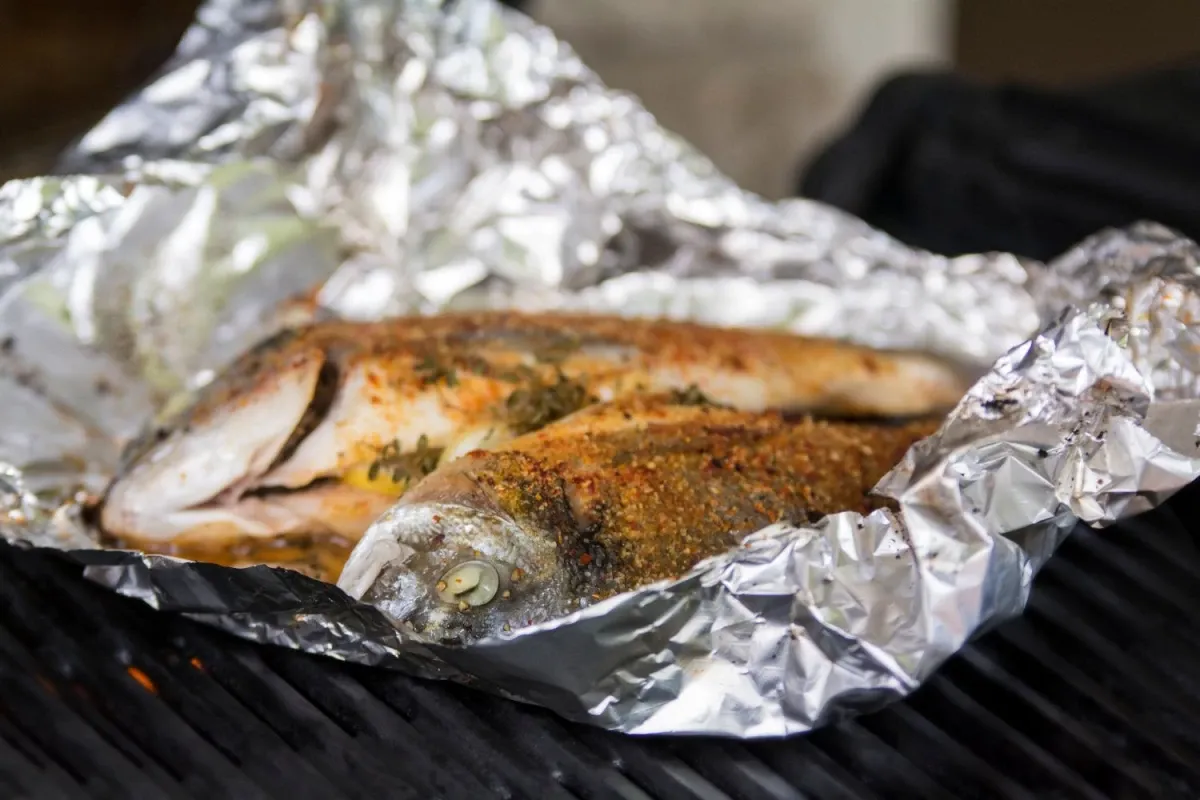 Makrela zawinięta w folię aluminiową na grillu