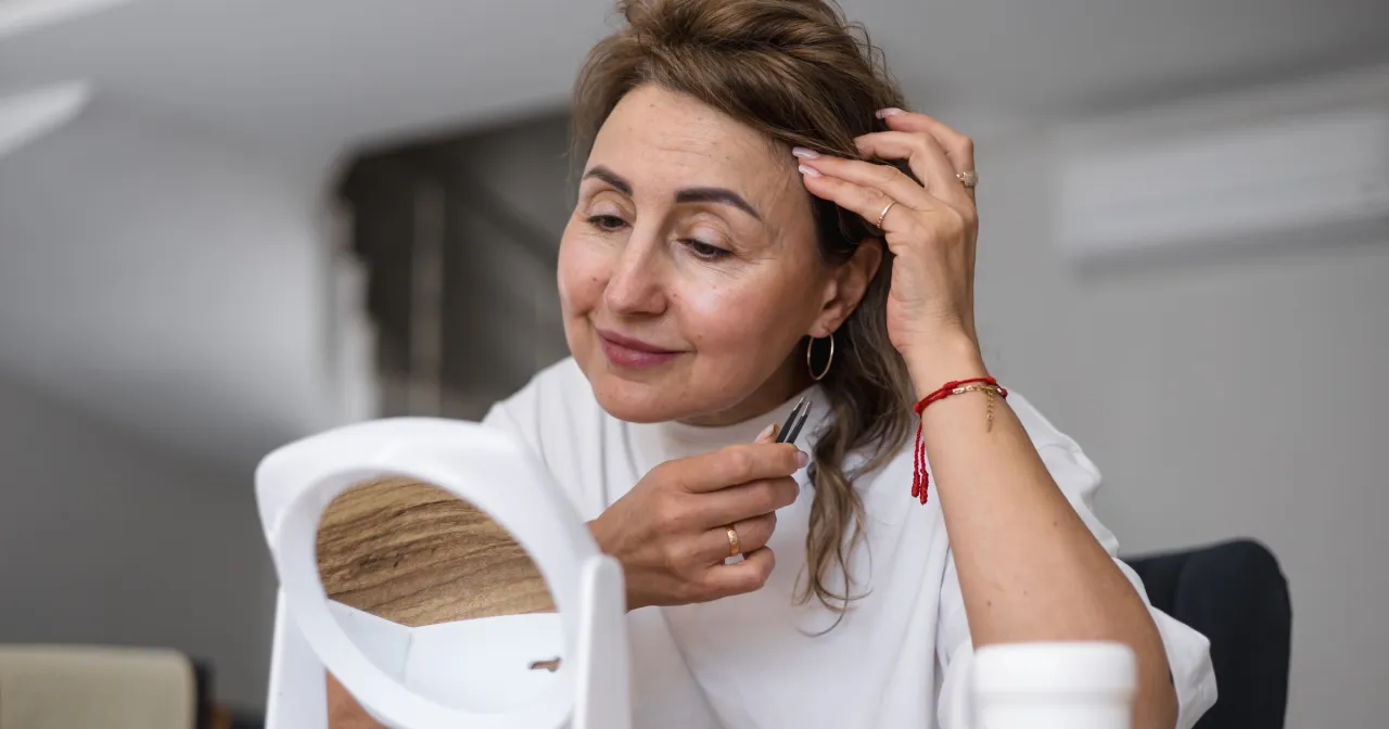 kobieta 45 lat zastanawia się, początek menopauzy