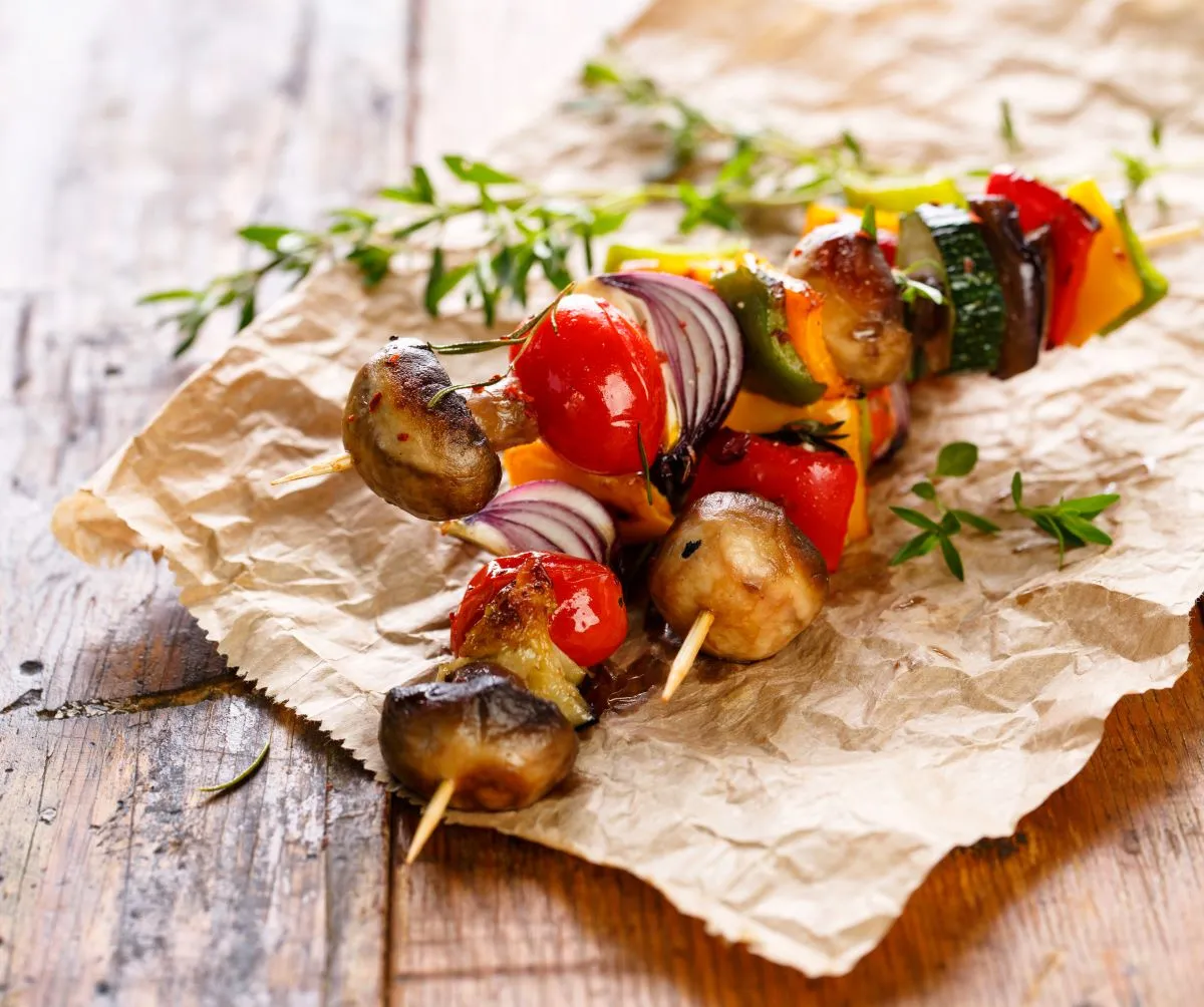 Grillowane warzywa sezonowe, szaszłyki wegetariańskie, oscypek z grilla