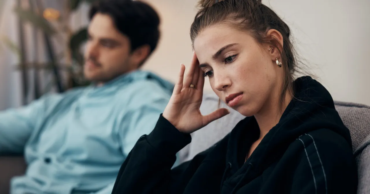 Para kłócąca się o drobiazgi, z widocznym podtekstem emocjonalnym