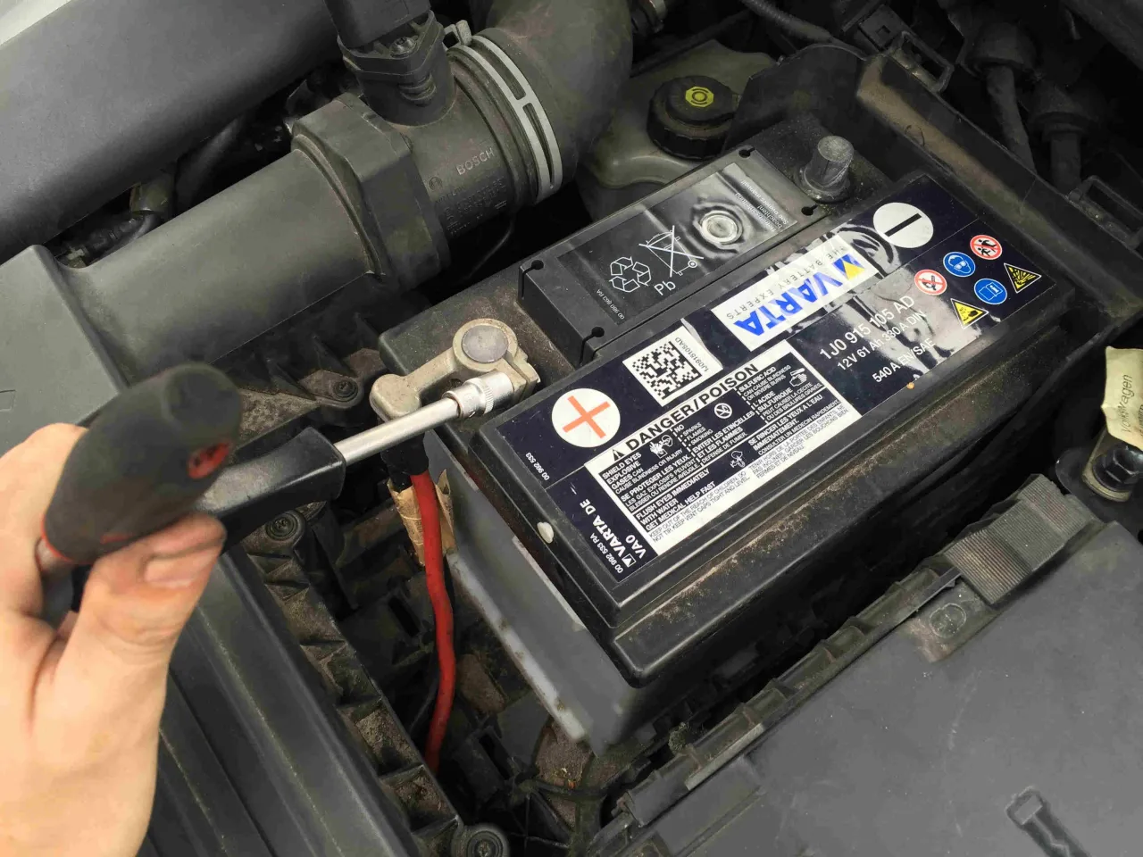 miejsce na akumulator w samochodzie