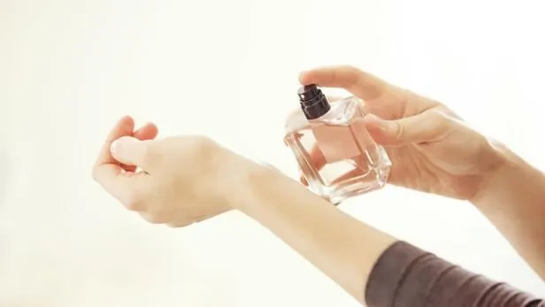 Frau testet Parfum am Handgelenk