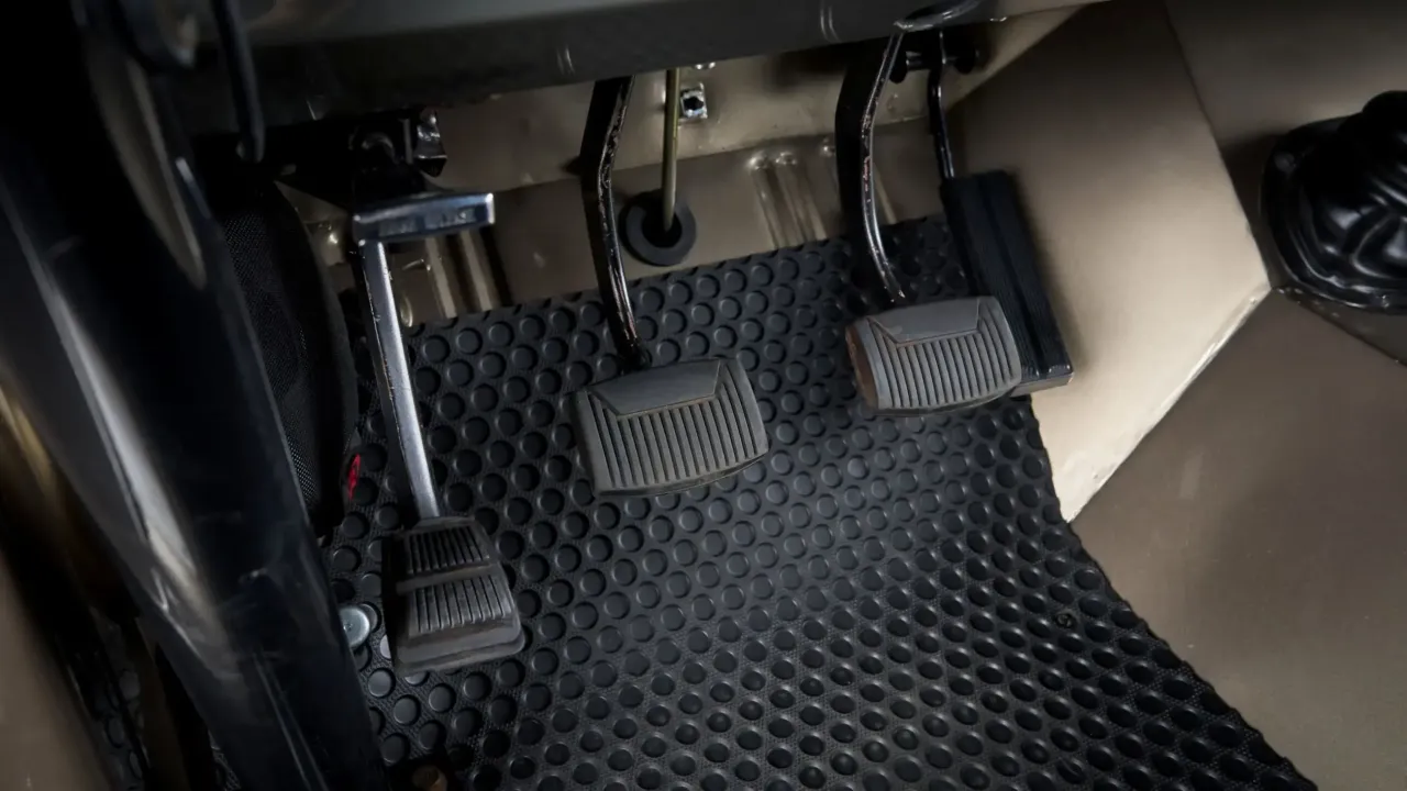 Lokalizacja czujnika sprzęgła w samochodzie