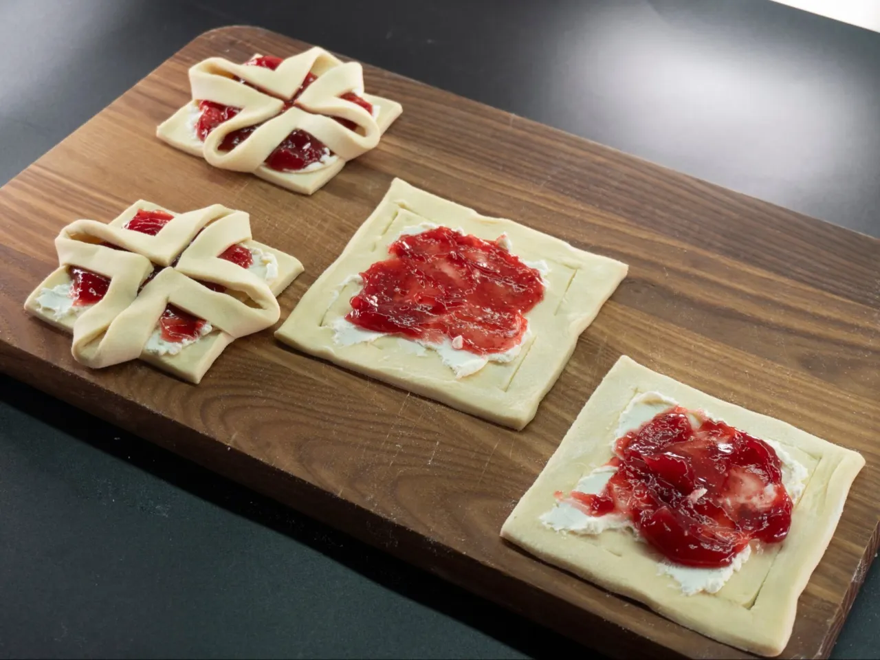 Różne nadzienia do ciastek francuskich lub gotowe ciastka z różnymi nadzieniami