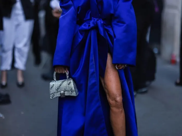 Przykładowe stylizacje z chabrową sukienką i biżuterią