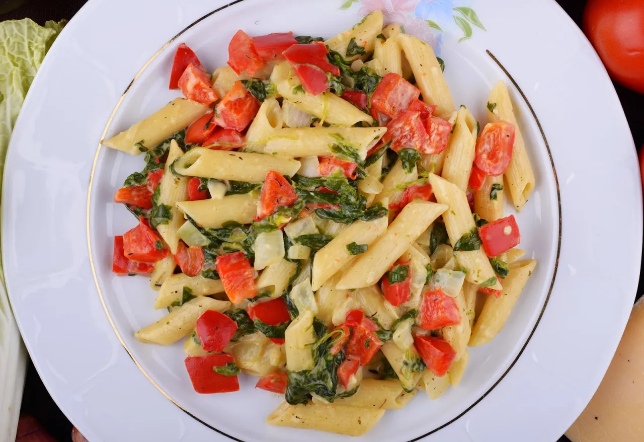 kolorowe wegetariańskie dania z makaronu