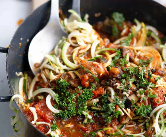 spaghetti z cukinii lub makaron pełnoziarnisty z sosem pomidorowym