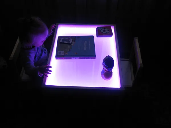 jak zrobić podświetlany stolik sensoryczny DIY krok po kroku