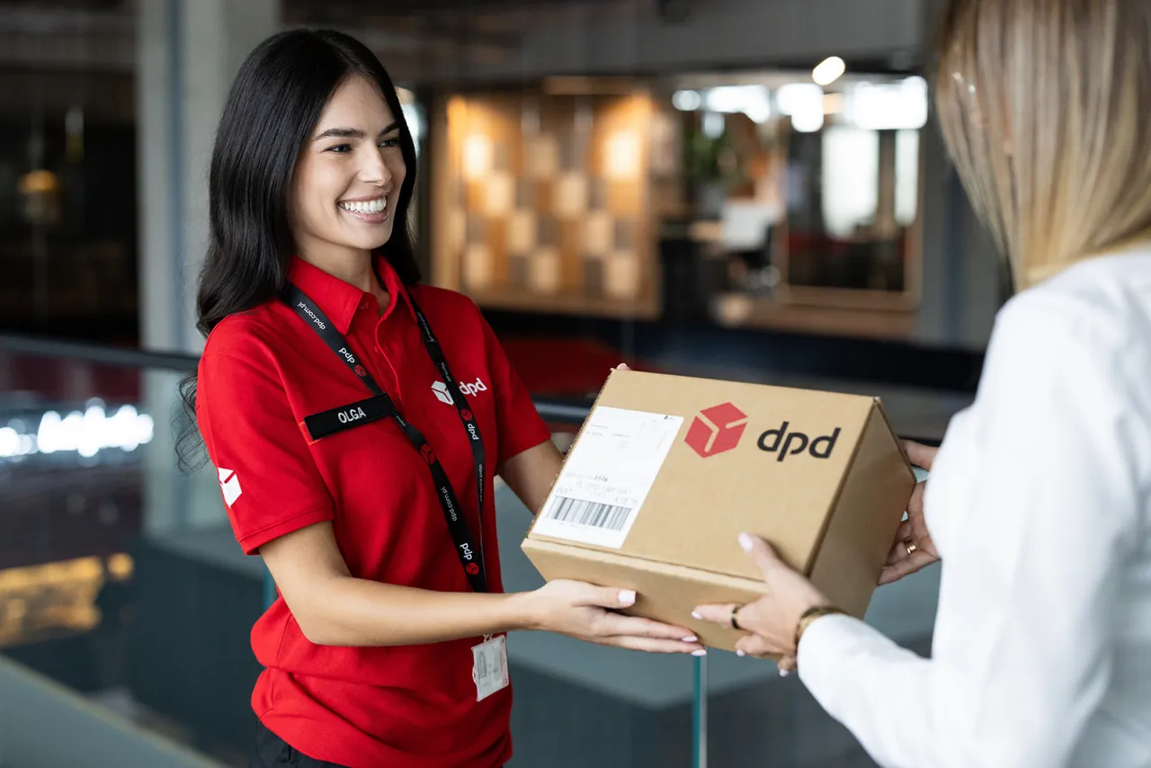 Kurier DPD dostarczający paczkę