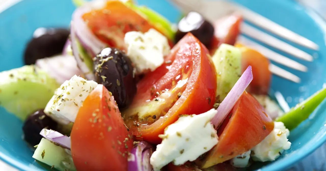 Sałatka grecka z pomidorami, fetą, oliwkami i og&oacute;rkiem. Zastanawiasz się, ile kalorii ma sałatka grecka?