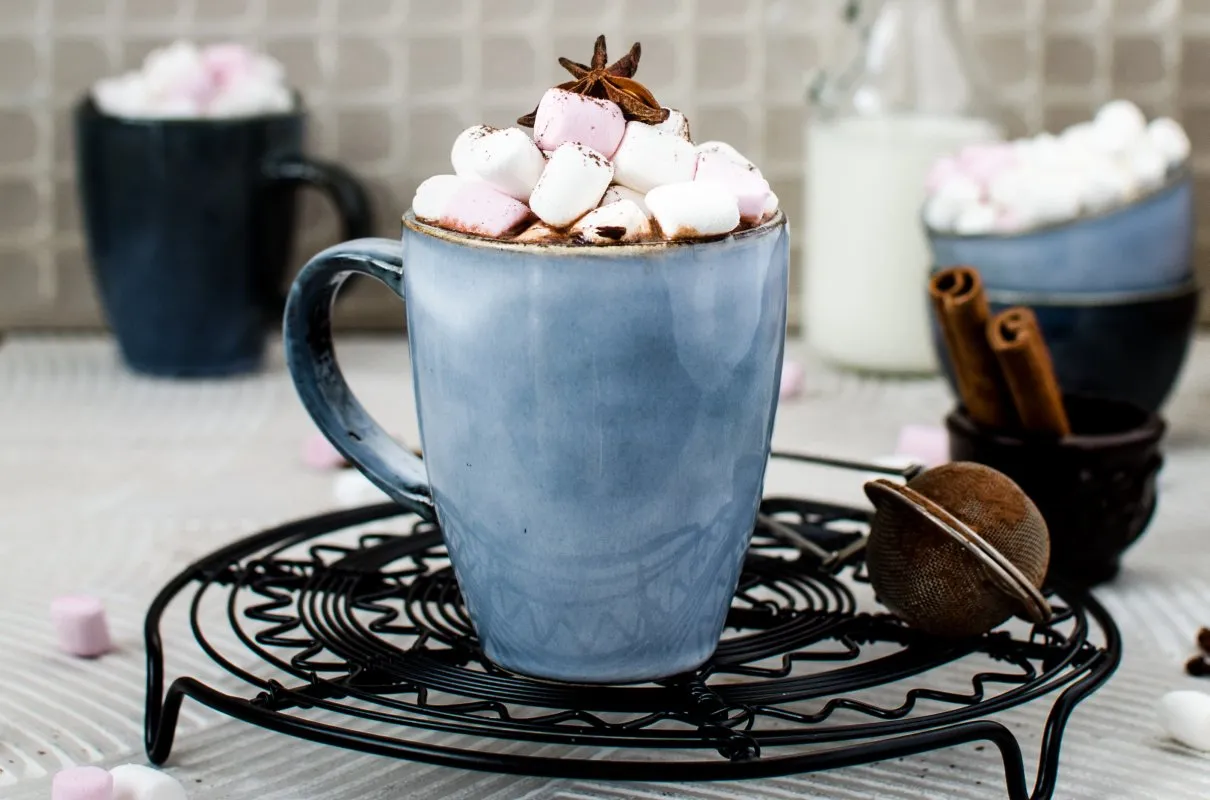 Pyszne kakao z wodą, ozdobione piankami i gwiazdką anyżu. Idealne na chłodne dni.