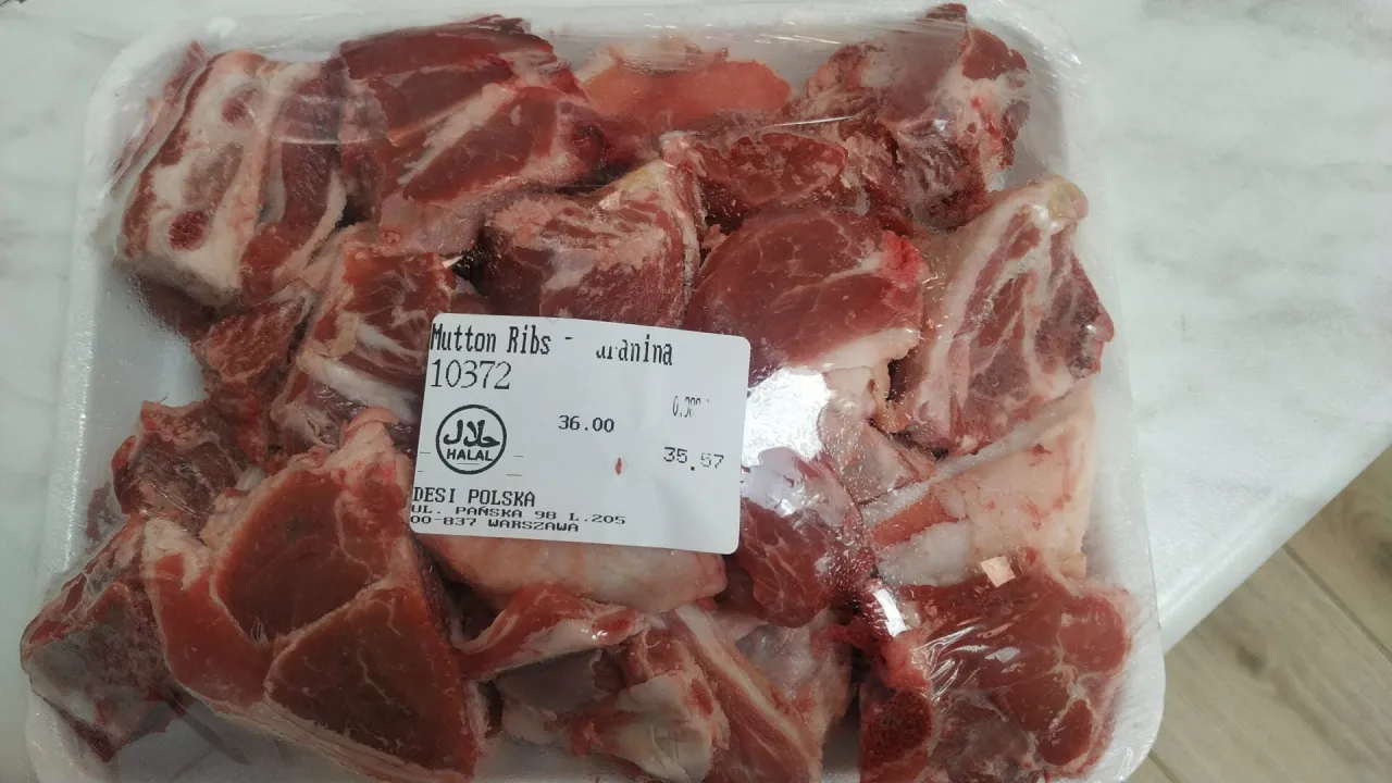 Świeży udziec barani lub łopatka