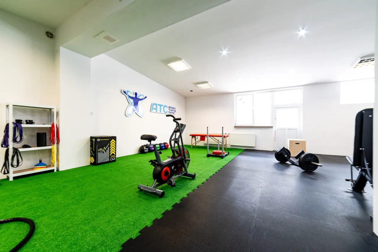 Różne miejsca pracy fizjoterapeuty (szpital, gabinet, boisko sportowe)