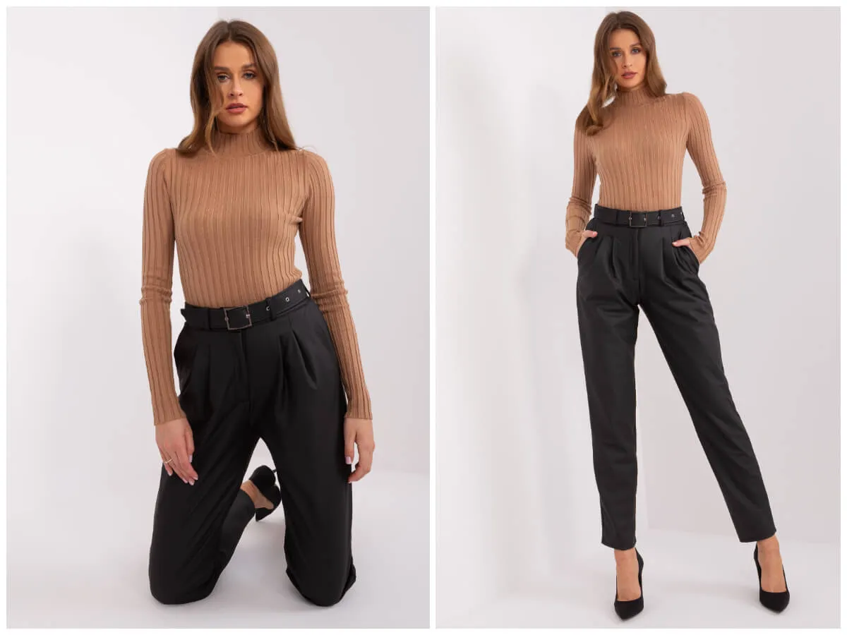 Eleganckie spodnie woskowane stylizacje: modelka w czarnych spodniach z wysokim stanem i beżowym golfie.