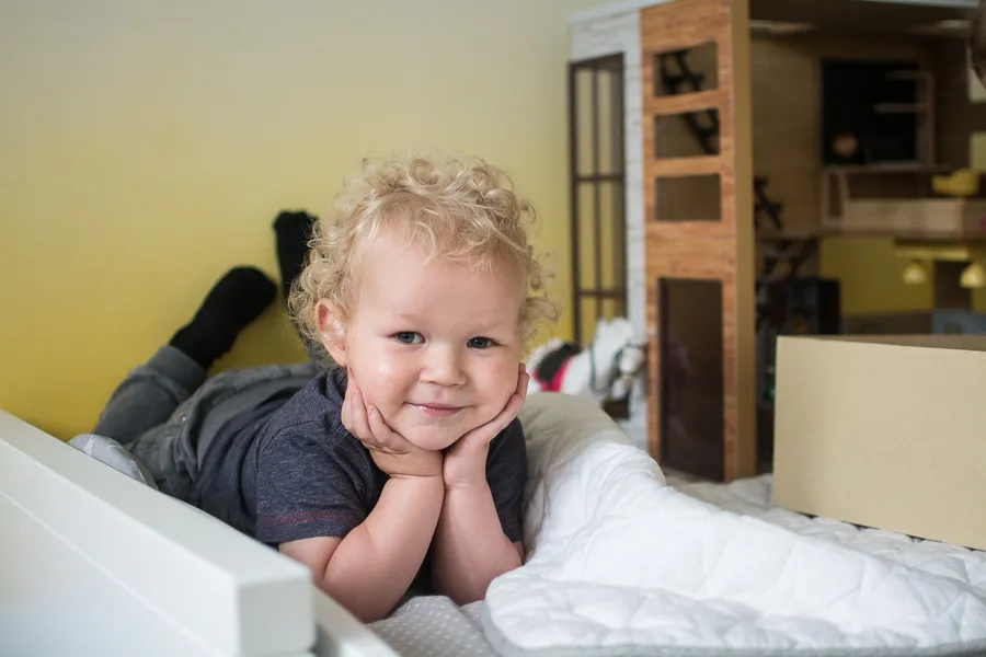 15 miesieczne dziecko bawi sie na niby mowi mama da