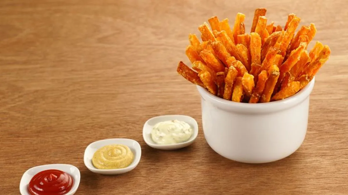 różne sosy i dipy do frytek z batatów