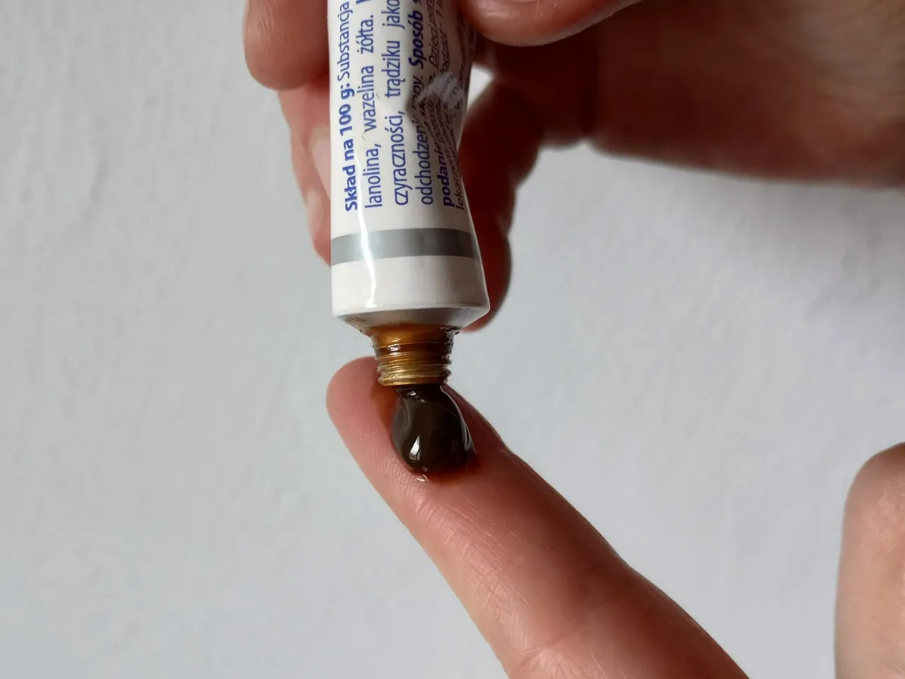 maść ichtiolowa ciemna i biała porównanie