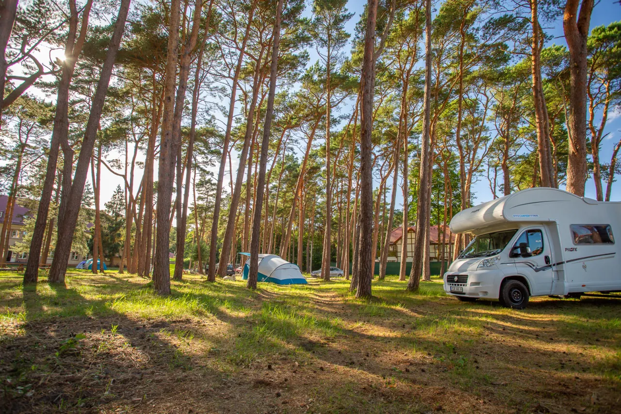 pole namiotowe nad morzem sezon niski wysoki