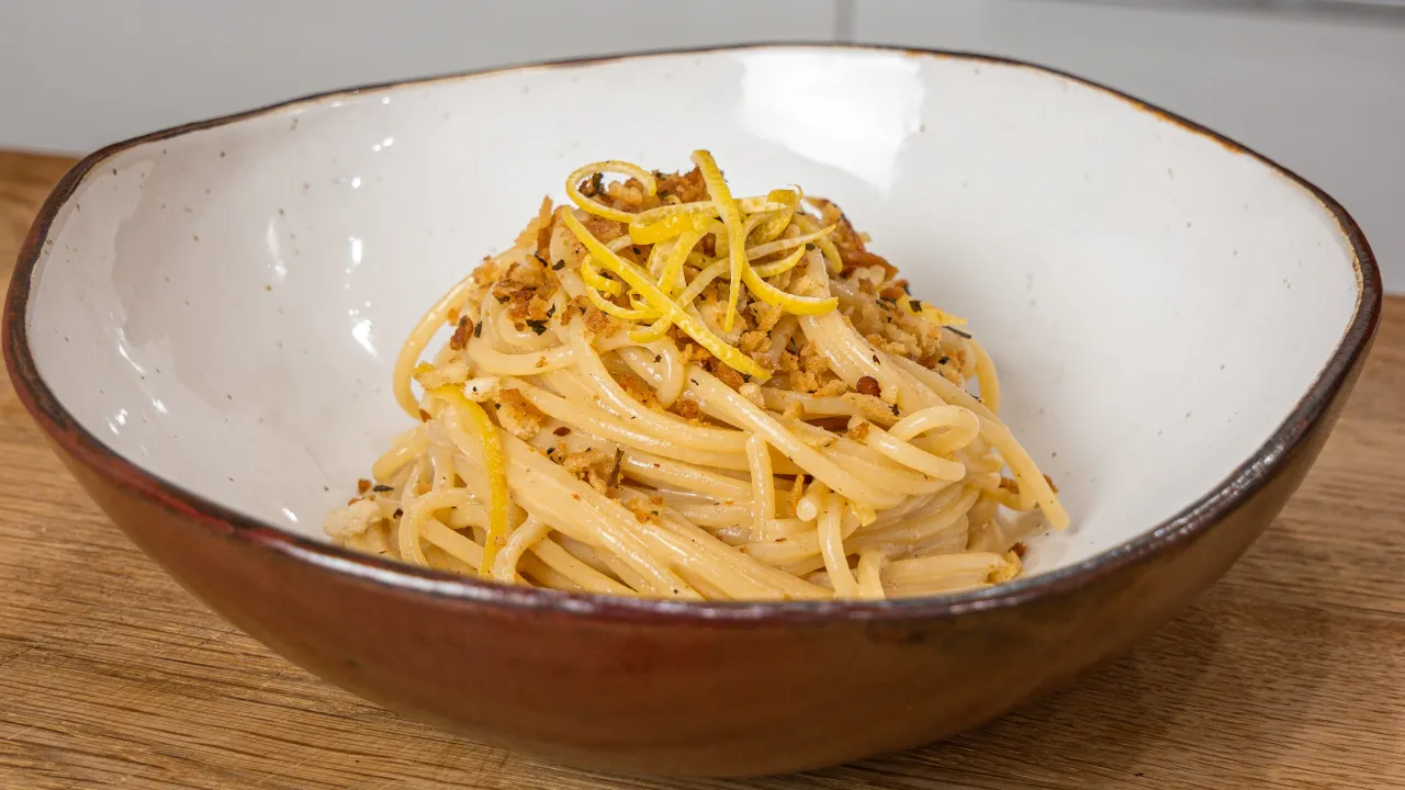 Spaghetti al limone z kieliszkiem wina