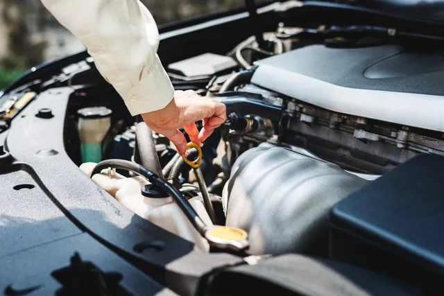 Zdjęcie Ile kosztuje wymiana oleju u mechanika? Sprawdź, jak uniknąć przepłacania!