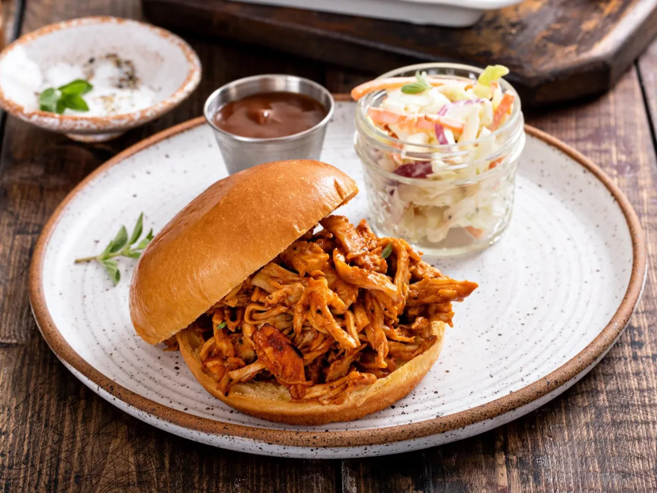 Pyszny burger z szarpanym kurczakiem w sosie BBQ, podany z coleslaw. Idealny przykład, jak zrobić dobre burgery.