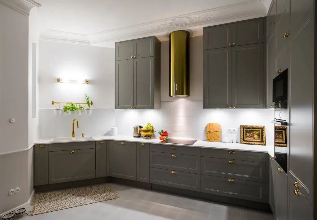 szara kuchnia złote uchwyty bateria