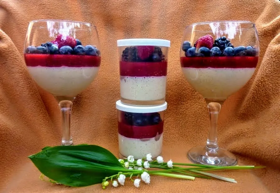 deser z kaszy manny z owocami w szklance