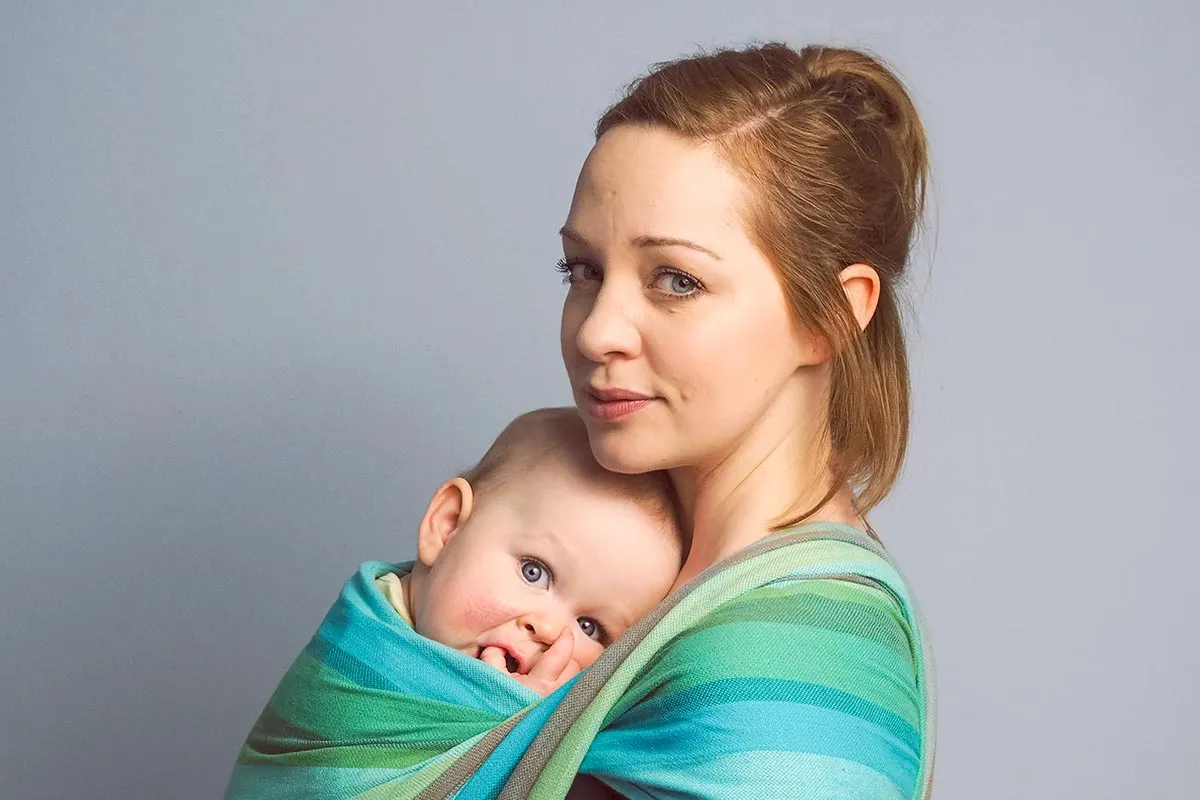 rodzic pociesza płaczące 15-miesięczne dziecko