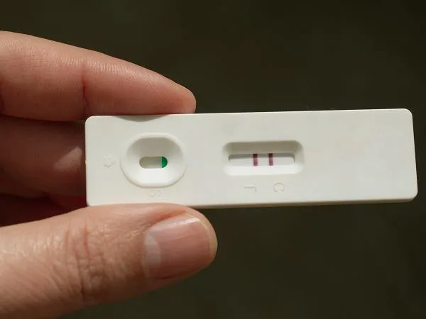 kobieta w ciąży test ciążowy