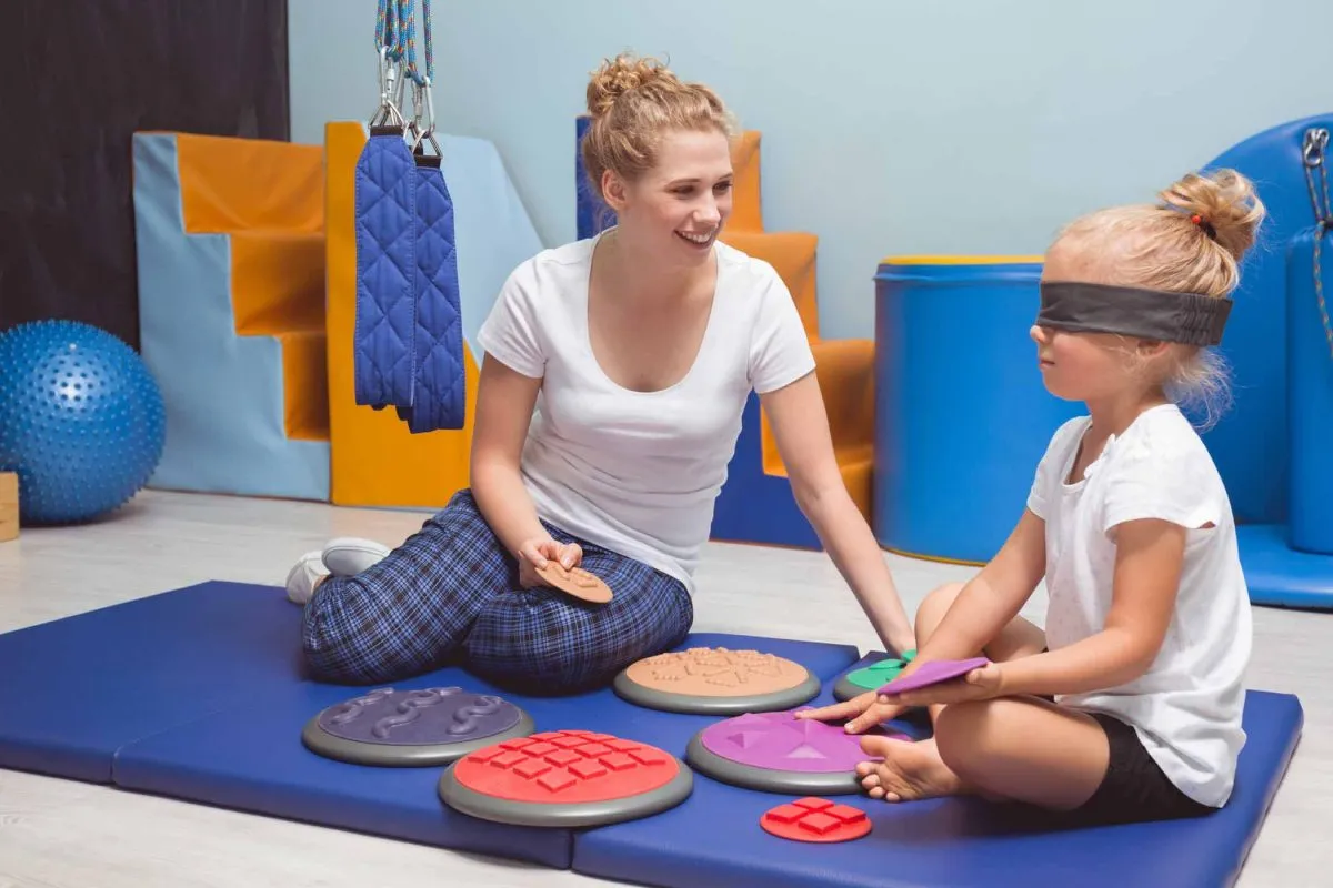 Terapeuta SI rozmawiający z rodzicem