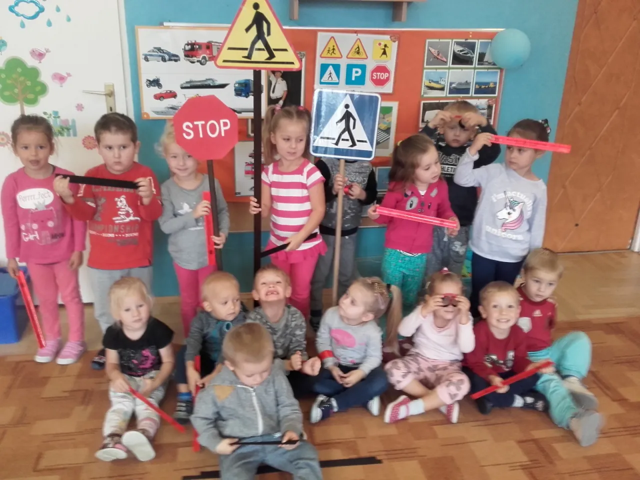 dzieci uczące się przepis&oacute;w ruchu drogowego w szkole