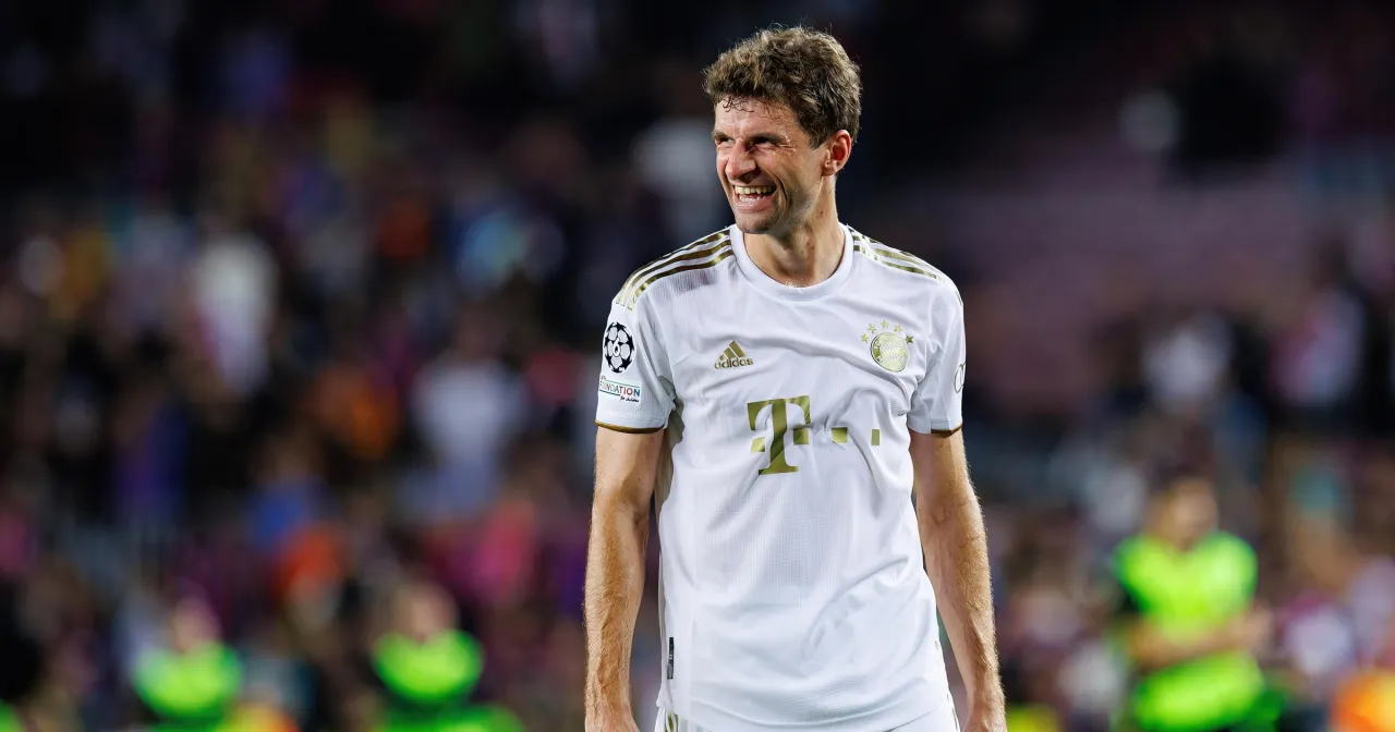 Piłkarz jedzący zdrowy posiłek