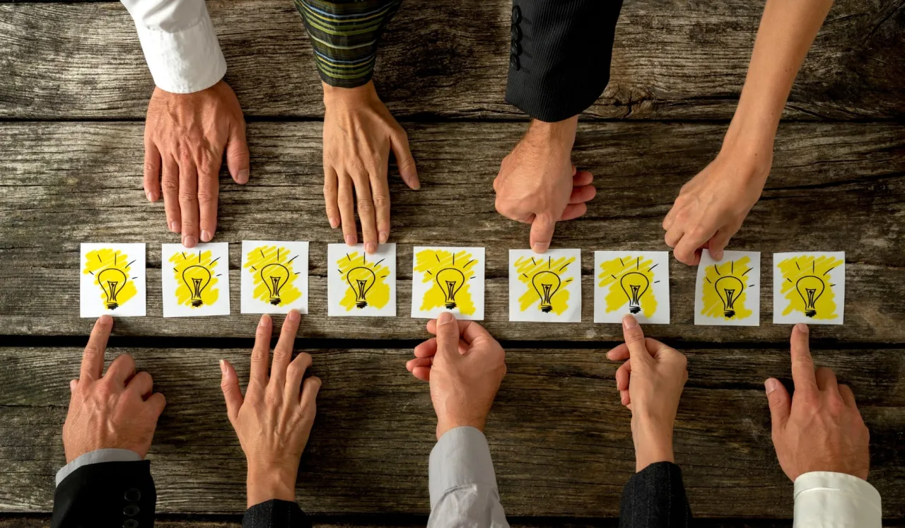 Burza mózgów z różnymi pomysłami na nazwy